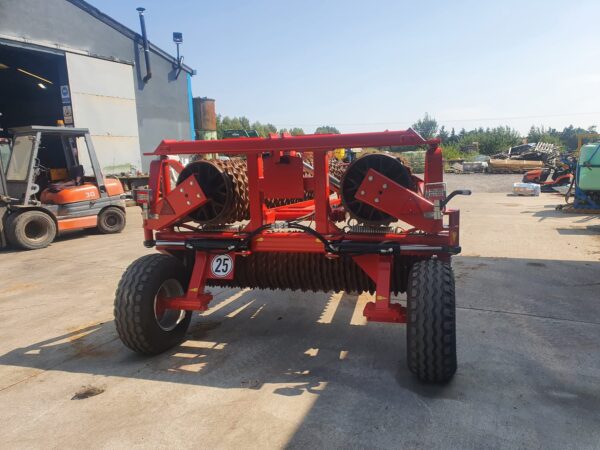 Used Kverneland Actiroll 830 8.3 meter Ring Roller - Image 3