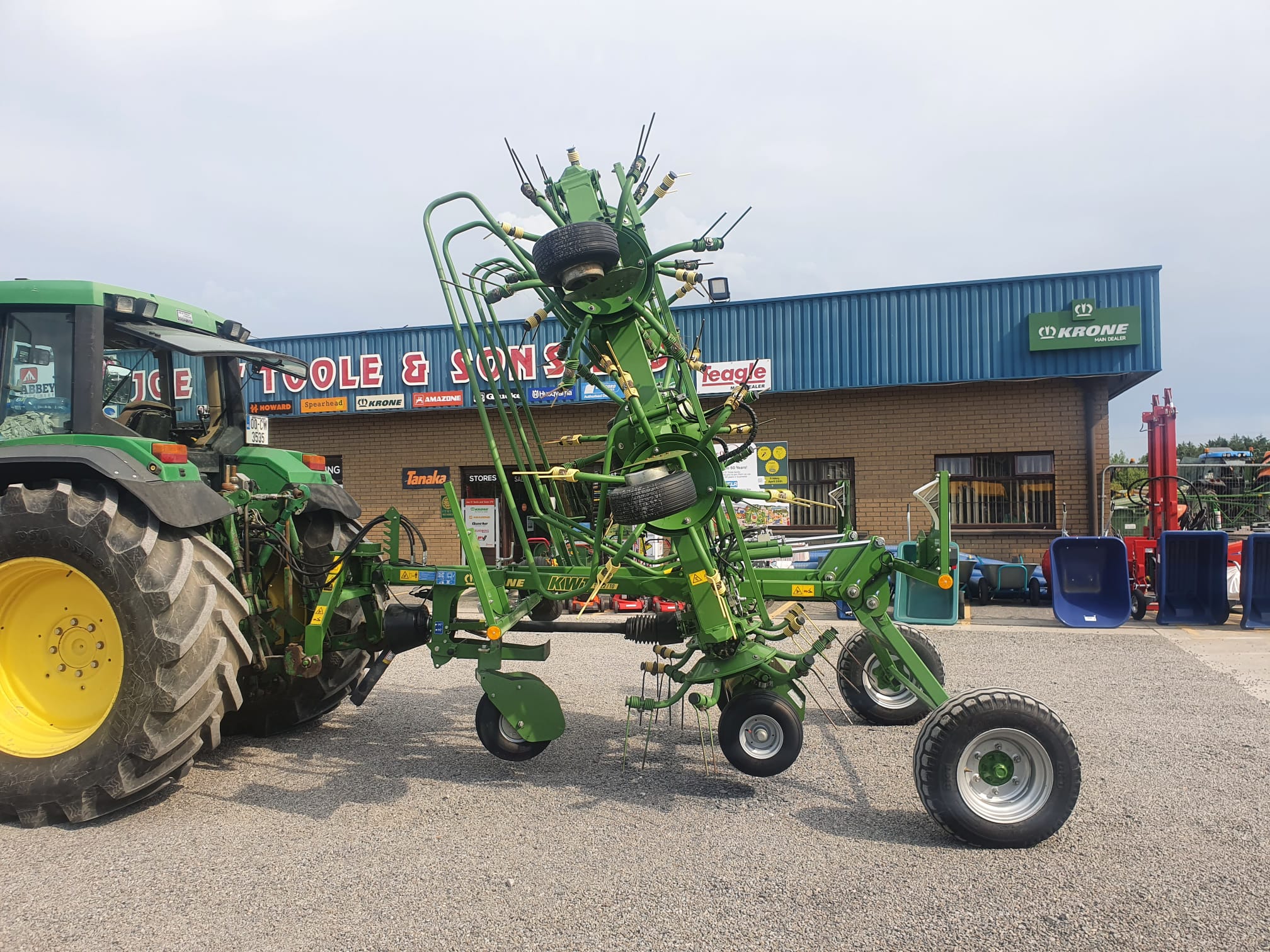 YR 2020 Krone KWT 11.22 10 Rotor Trailed Tedder - Image 2