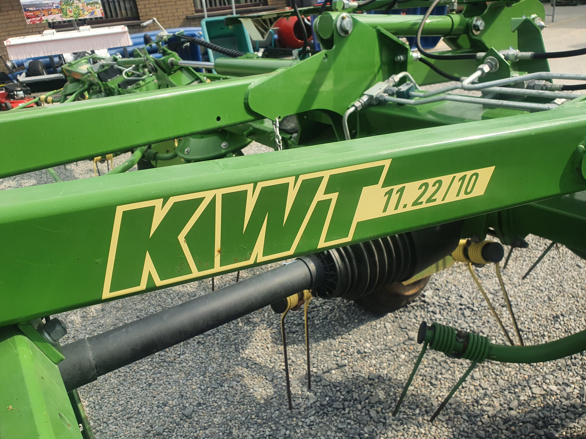YR 2020 Krone KWT 11.22 10 Rotor Trailed Tedder - Image 3